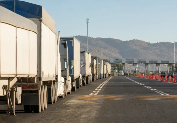 Camiones de carga durante la movilización transportista del 26 de octubre de 2026 en México
