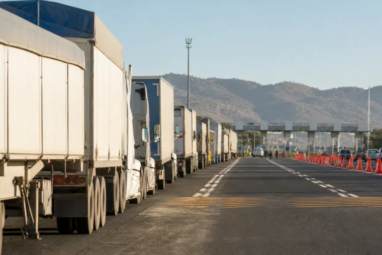 Camiones de carga durante la movilización transportista del 26 de octubre de 2026 en México