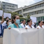 Trabajadores del IMSS durante una movilización por salario y condiciones laborales