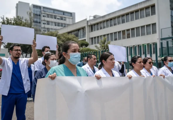 Trabajadores del IMSS durante una movilización por salario y condiciones laborales