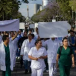 Trabajadores del IMSS marchan en Ciudad de México durante el conflicto salarial de octubre de 2026