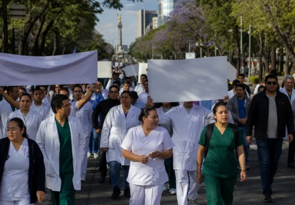 Trabajadores del IMSS marchan en Ciudad de México durante el conflicto salarial de octubre de 2026